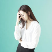 婚活がうまくいかなくて疲れて悩む女性