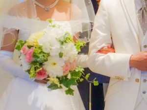 結婚式で腕を組む男女